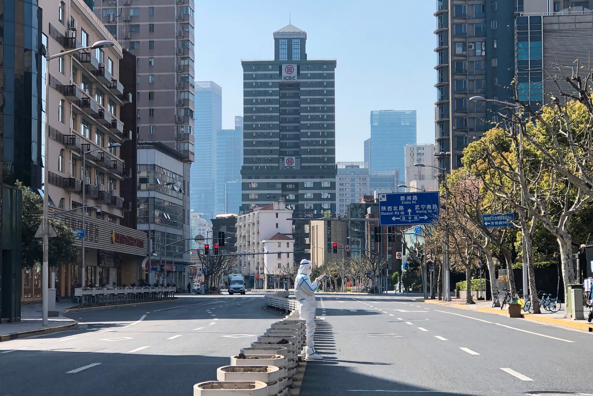 Tomma gator i ett avspärrat område i Jingan-distriktet i västra Shanghai. Vårdpersonal från hela landet – över 10 000 personer – är på plats för att stoppa det smittutbrott som stänger landets största stad. 