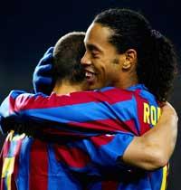 omtyckt anfallskollega Ronaldinho var först att krama om Henrik Larsson efter målet.