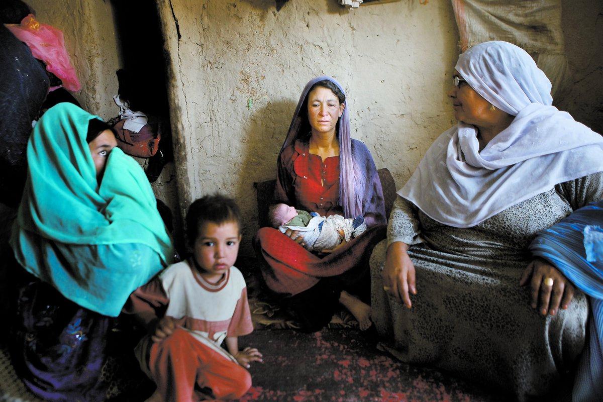 Hon överlevde Maina har just kommit hem från BB efter att fött sitt fjärde barn. Hon hade tur som inte blev kvar i sjukhusets likrum. 17 000 afghanska kvinnor dör i barnsäng varje år. Det största skälet är kriget som stjäl resurser som sjukhusen skulle behöva så väl för att rädda liv.