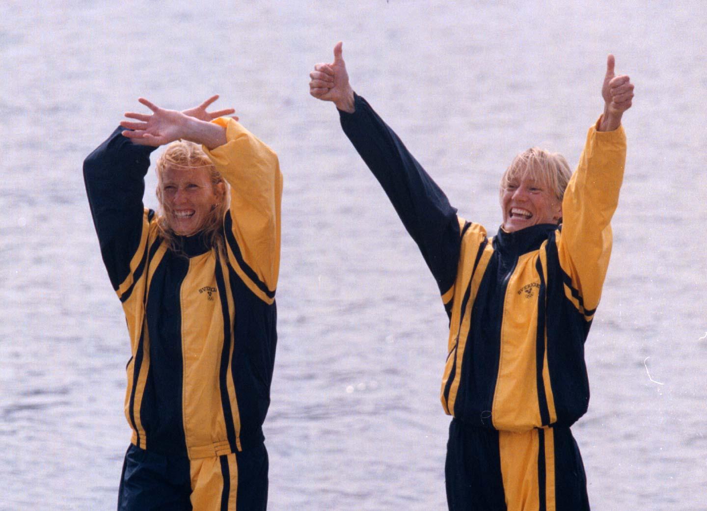 Susanne Gunnarsson till vänster firar OS-guldet i Atlanta 1996.