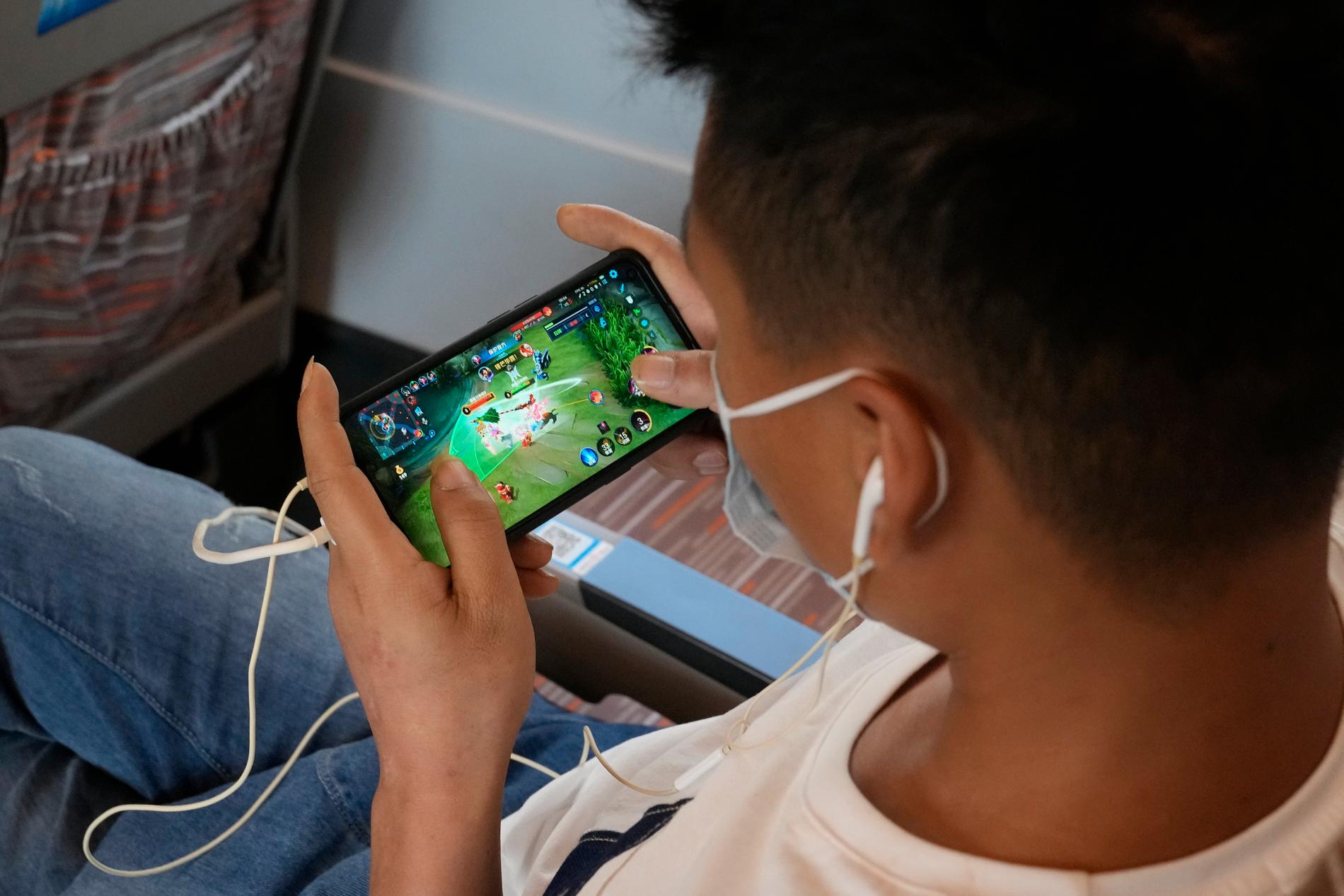 Kinesiska myndigheter har sedan 2021 haft olika former av kampanjer riktade mot ungdomar och har benämnt data- och mobilspel som ”ett spirituellt opium”. Arkivbild.