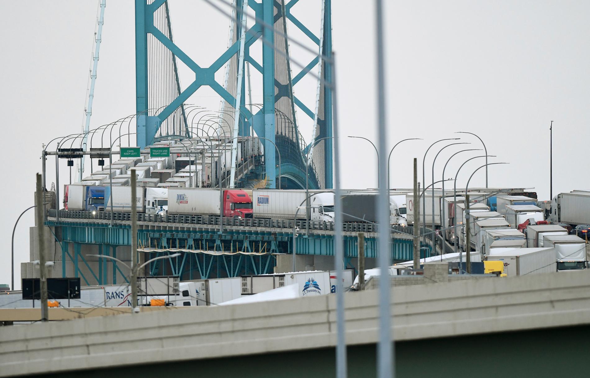 Demonstranterna blockerar Ambassador Bridge, som länkar samman Ontario och Detroit.