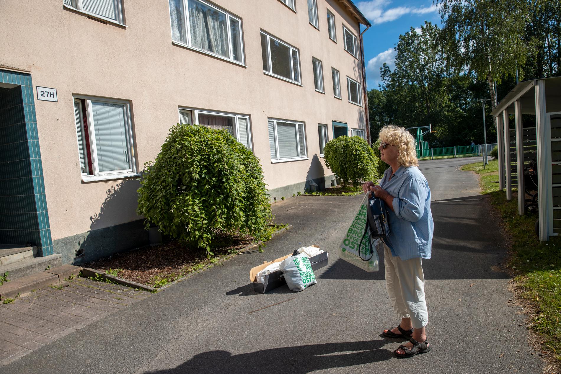 Gudrun, 73, fick läsa i tidningen att hennes hus skulle rivas. ”Alla här blev lika tagna på sängen”, säger hon.