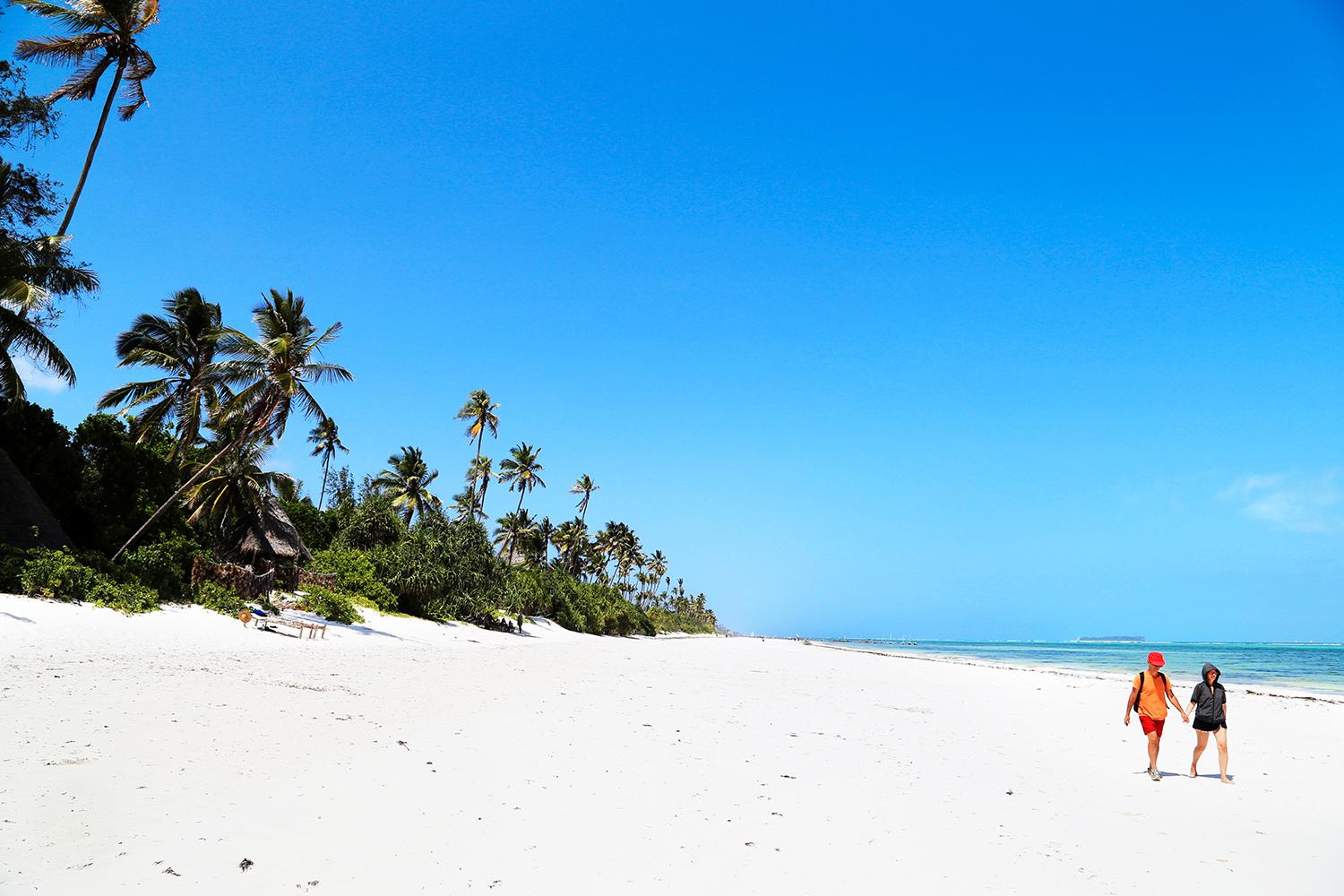 Långa kritvita stränder på Zanzibar.