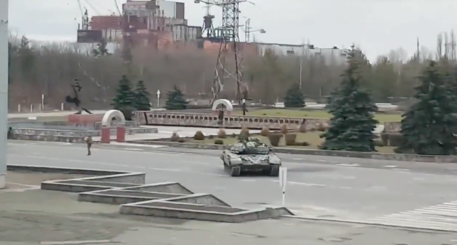 Bilder i sociala medier visar hur ryska trupper finns på plats i Tjernobyl.
