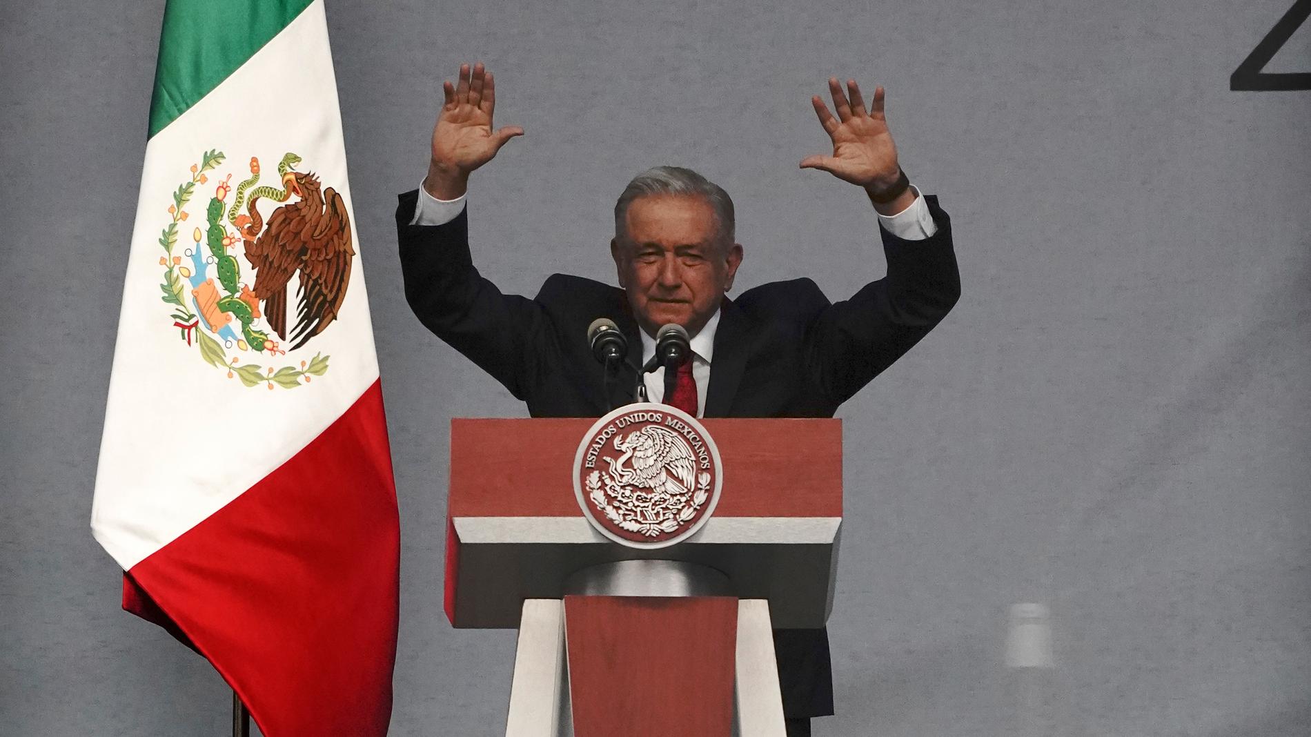 Mexikos president Andrés Manuel López Obrador firar att han suttit vid makten i tre år vid en ceremoni i december i fjol. Arkivbild.