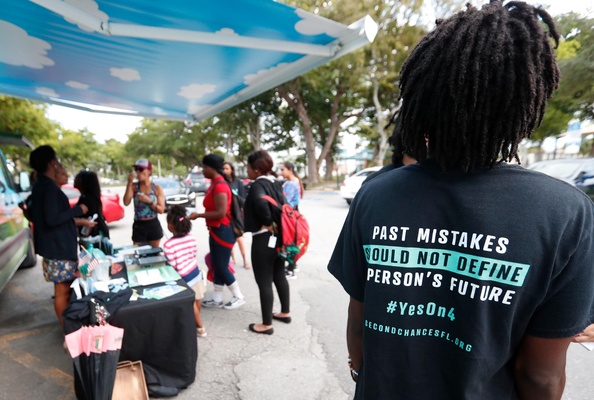 Valarbetare kampanjar för lagen om att före detta fångar ska få rösta, inför folkomröstningen i Florida 2018.