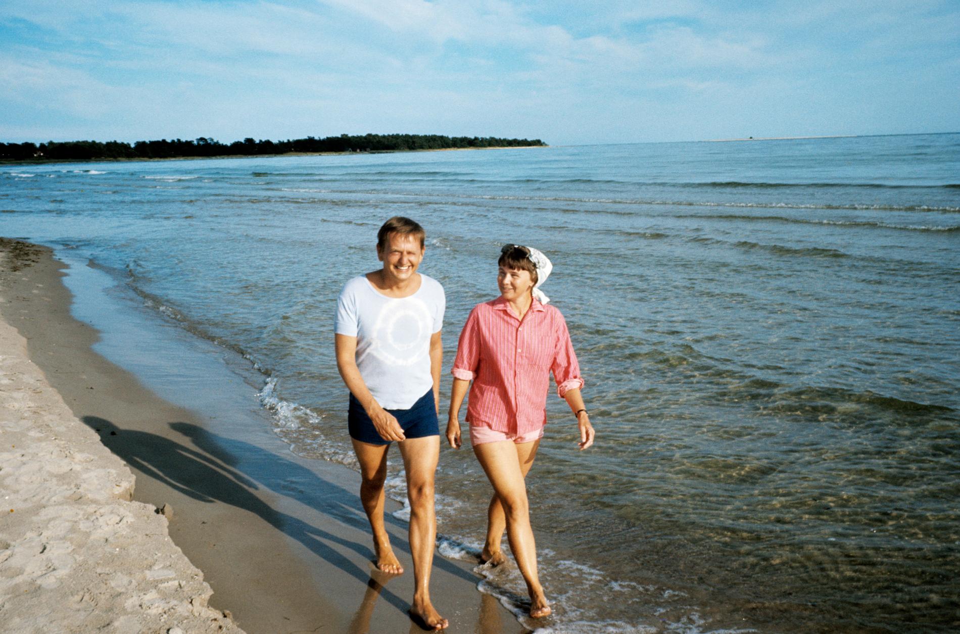Olof och Lisbeth Palme på strandpromenad i juli, 1973.