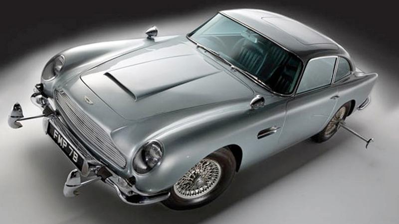 Bildsköna Aston Martin DB5 var James Bonds följeslagare i två filmer. Som vanligt hade Q utrustat den med allt lull-lull en agent med rätt att döda kan behöva – som pansarplåtar, kulsprutor och däckförstörare.