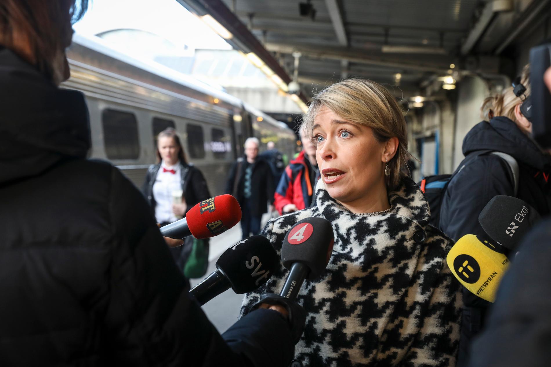 Socialminister Annika Strandhäll kommenterar regeringens förslag om rökförbud på uteserveringar, vid tåget mot Göteborg på Stockholms centralstation. 
