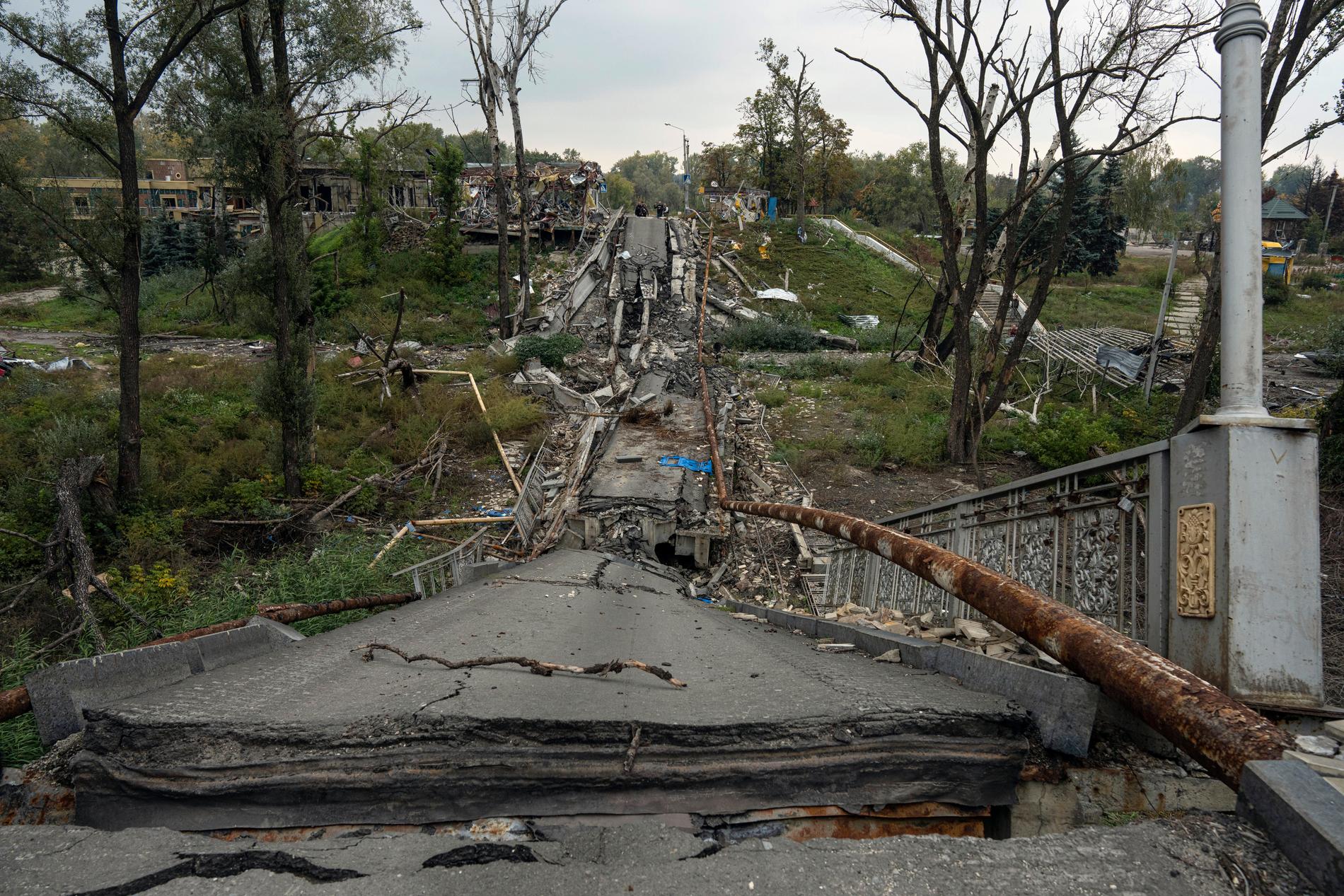 2 OKTOBER: En förstörd bro över floden Siverskij-Donets i Izium.
