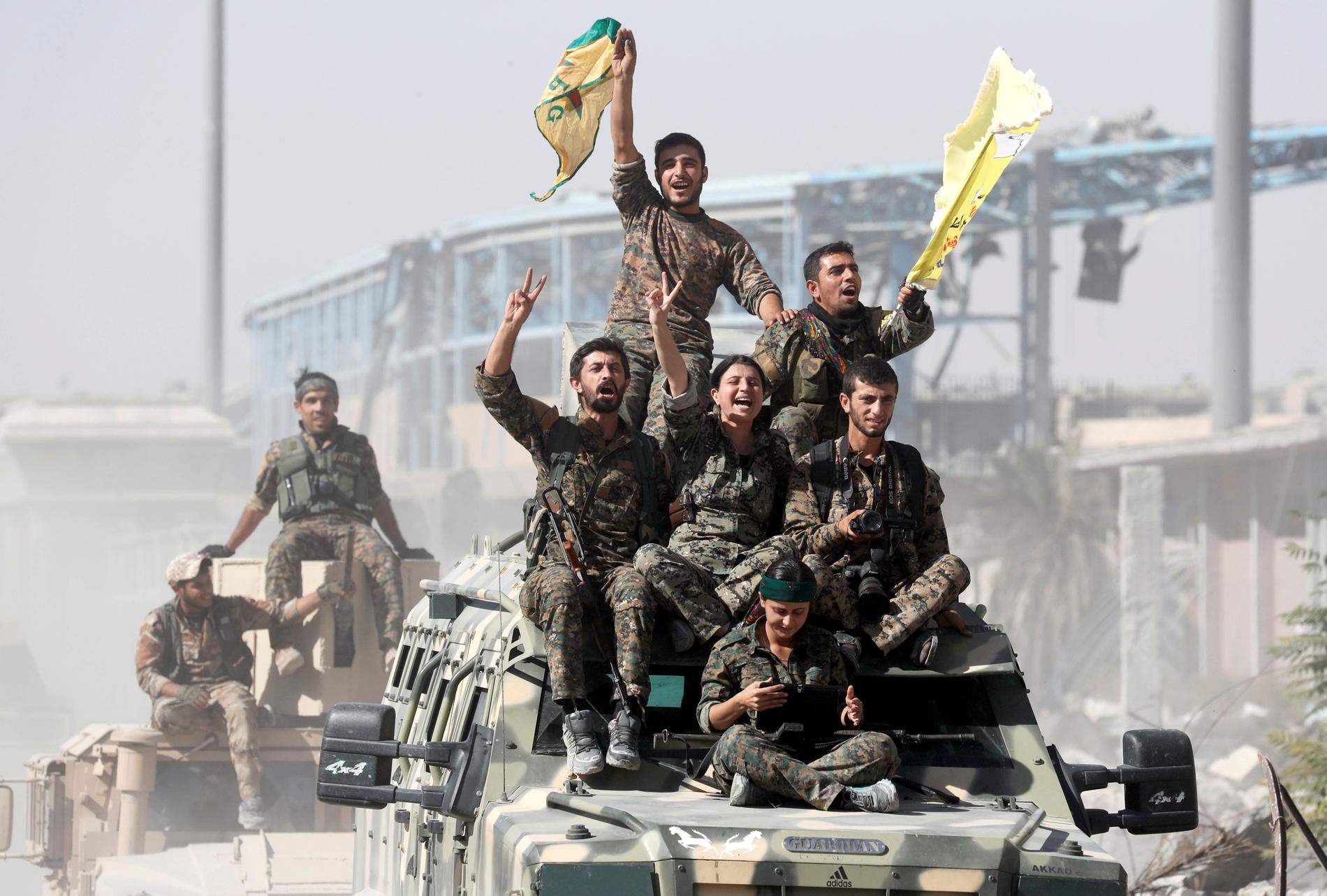 Syriska SDF-soldater firar segern i Raqqa.