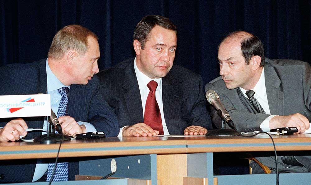Mikhail Lesin (mitten) tillsammans med Vladimir Putin (till vänster).