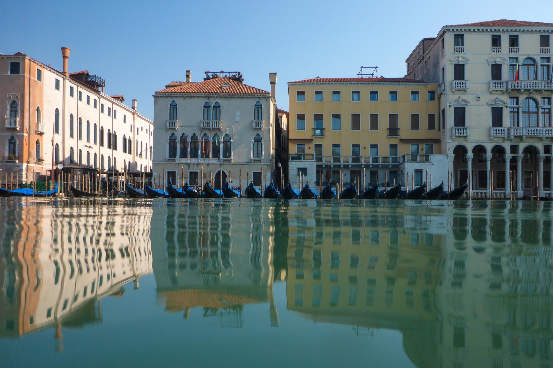Tomma gondoler i Venedig i Italien.
