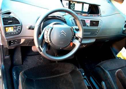 Växla med paddlar eller låt automatiken göra jobbet i Citroën. Den lilla växelspaken sitter bakom ratten. Displayen i mitten är svårläst.