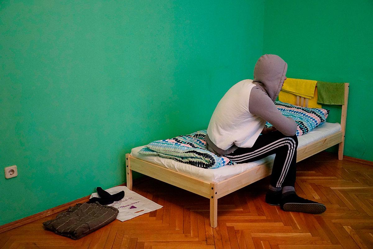 En homosexuell man som flytt från Tjetjenien sitter i ett hotellrum i Moskva.