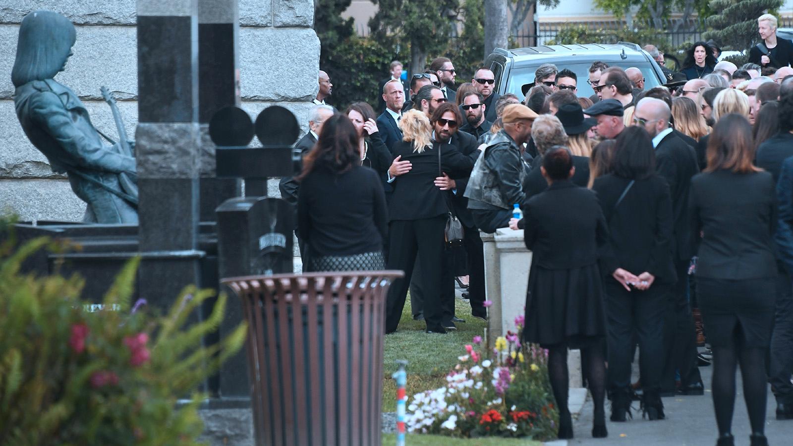 Chris Cornell begravdes bara tre meter från Johnny Ramones monument på Hollywood Forever Cemetery.
