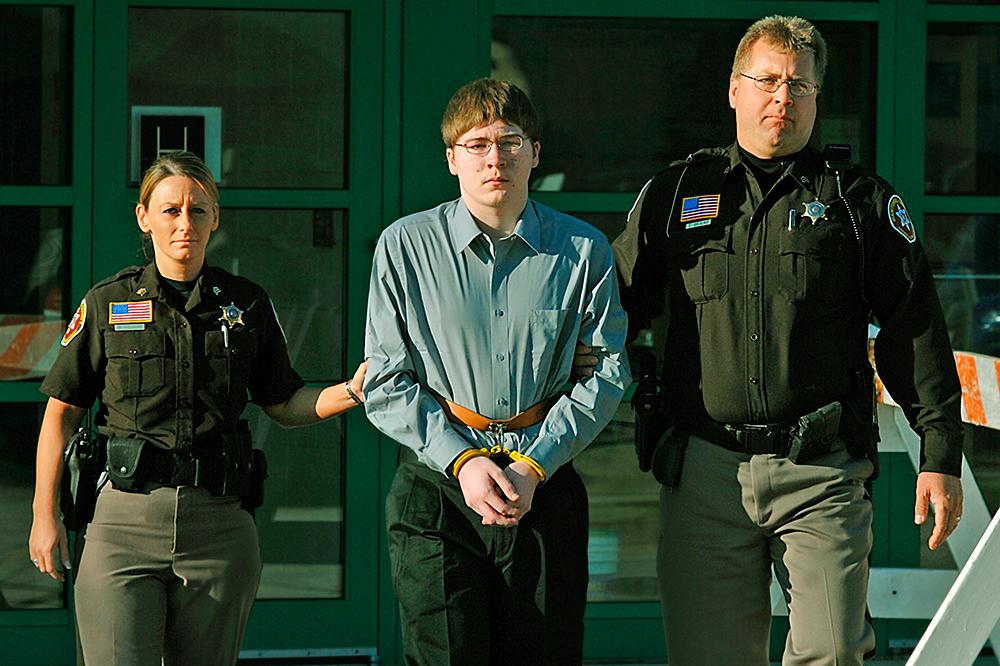 Brendan Dassey leds in i domstolen av två Manitowoc-poliser.