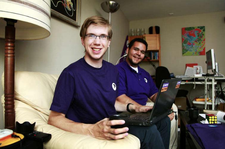 Studenterna Jonatan Walck och Gabriel Sjölund är aktiva piratpartister.