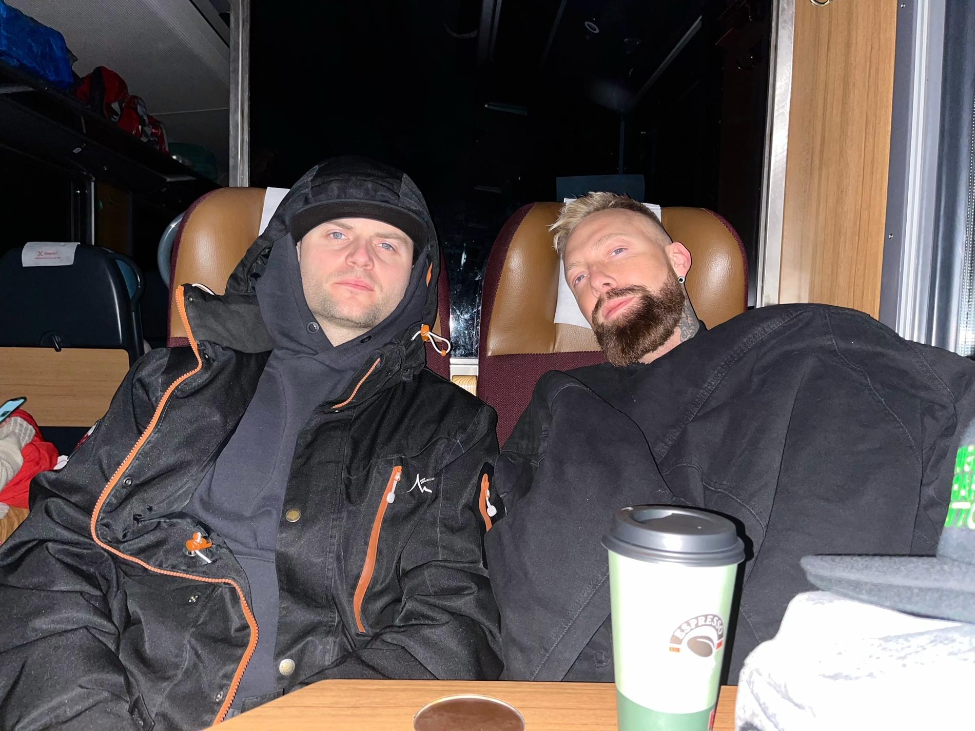 Benjamin Jennebo och Chris Adam Hedman Sörbye på ett mörkt tåg mellan Linköping och Norköping.