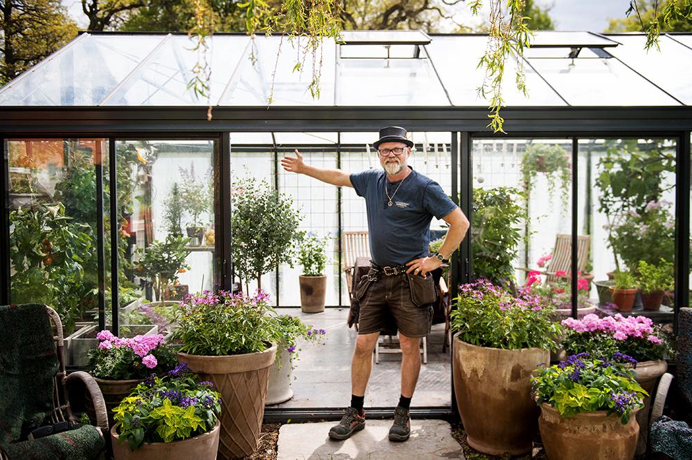 Bosse Rappne, trädgårdsmästare, bjuder in till sitt 23 kvadratmeter stora och klimatanpassade växthus.