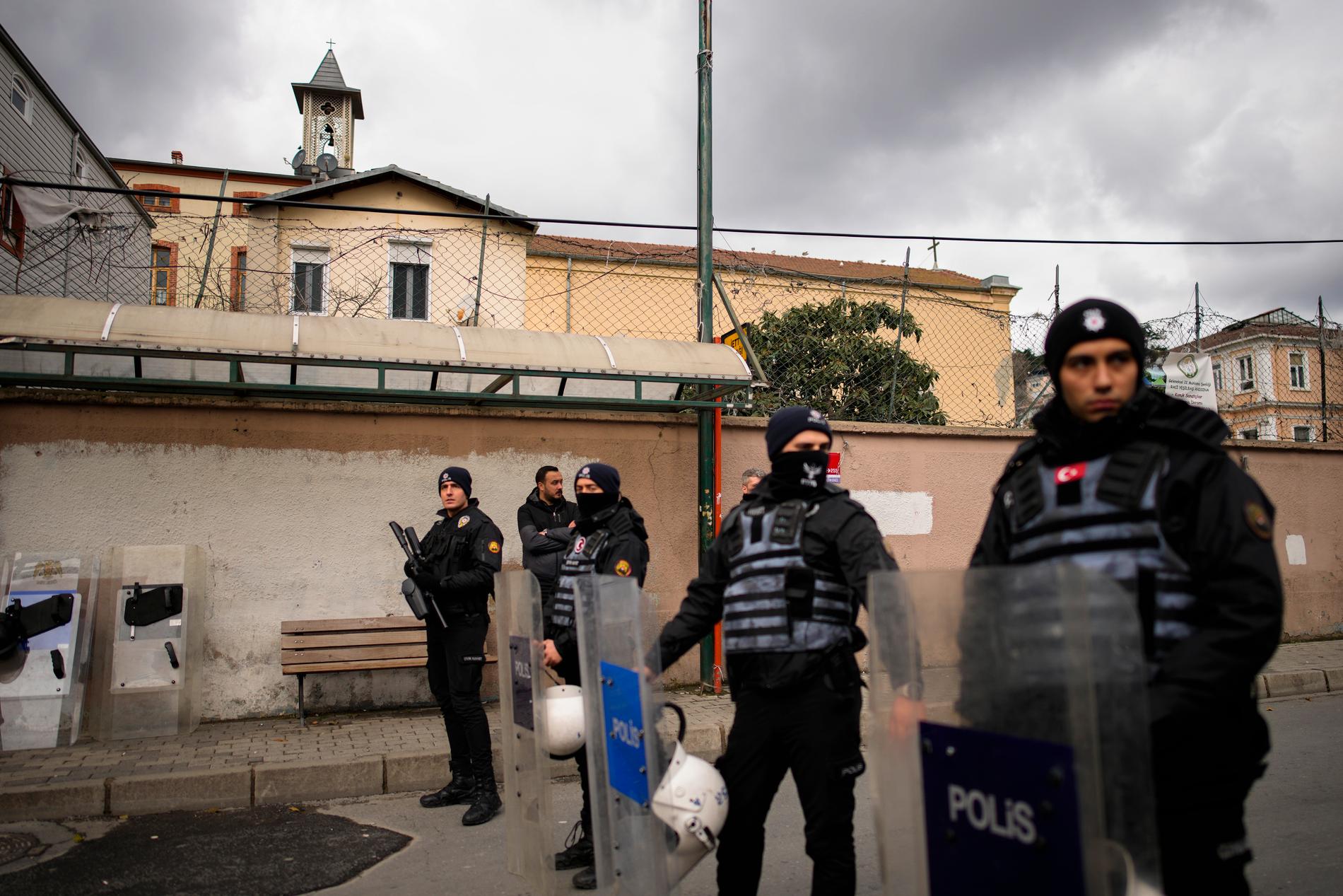 Turkisk polis står utanför Santa Maria-kyrkan.