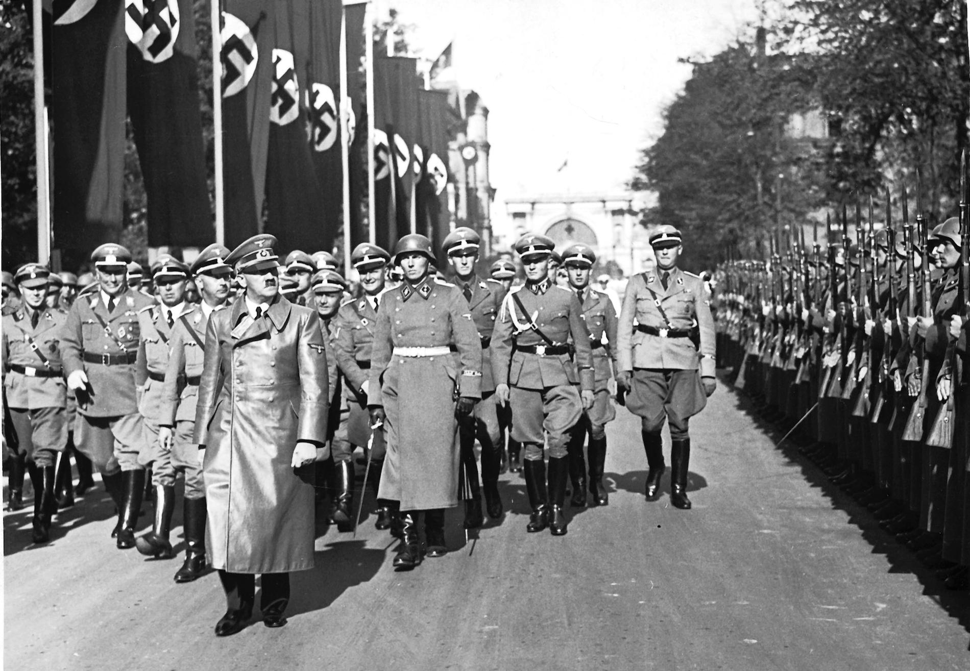 Adolf Hitler paraderar tillsammans med soldater ut Waffen-SS.