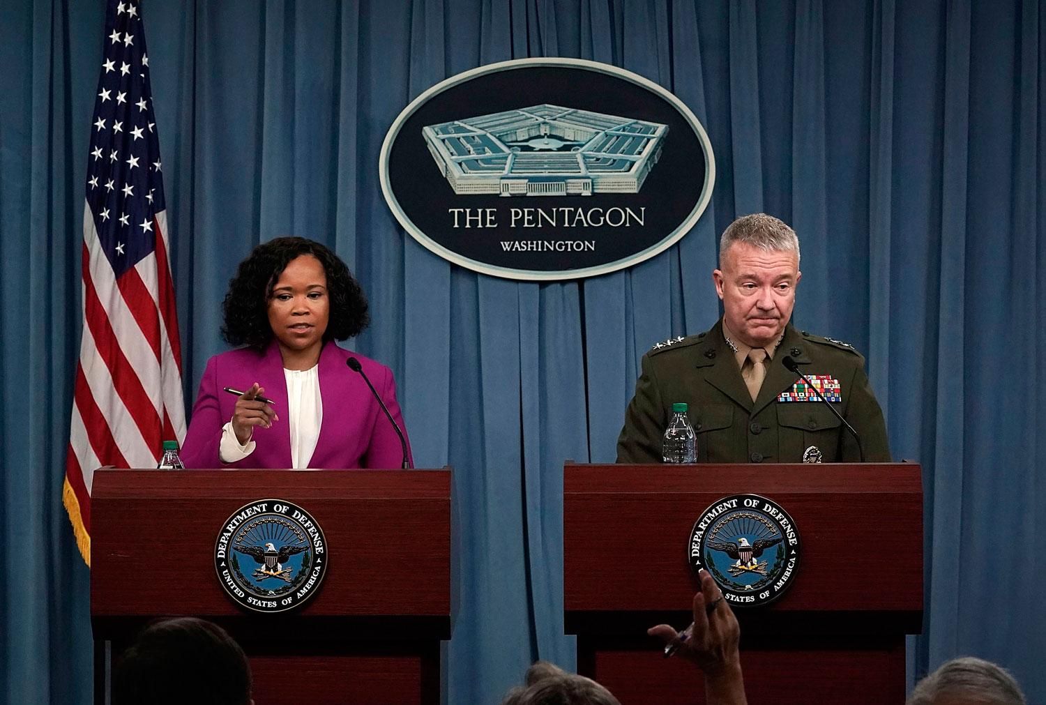 Pentagon talesperson Dana W. White tillsammans med generallöjtnant Kenneth McKenzie.
