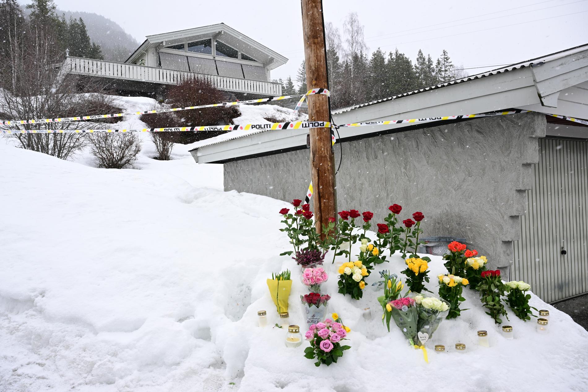 Blommor nära bostaden där de fyra kropparna hittades.