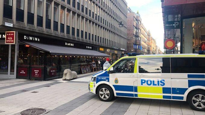 Polisbuss utanför Regeringskansliet i Stockholm.