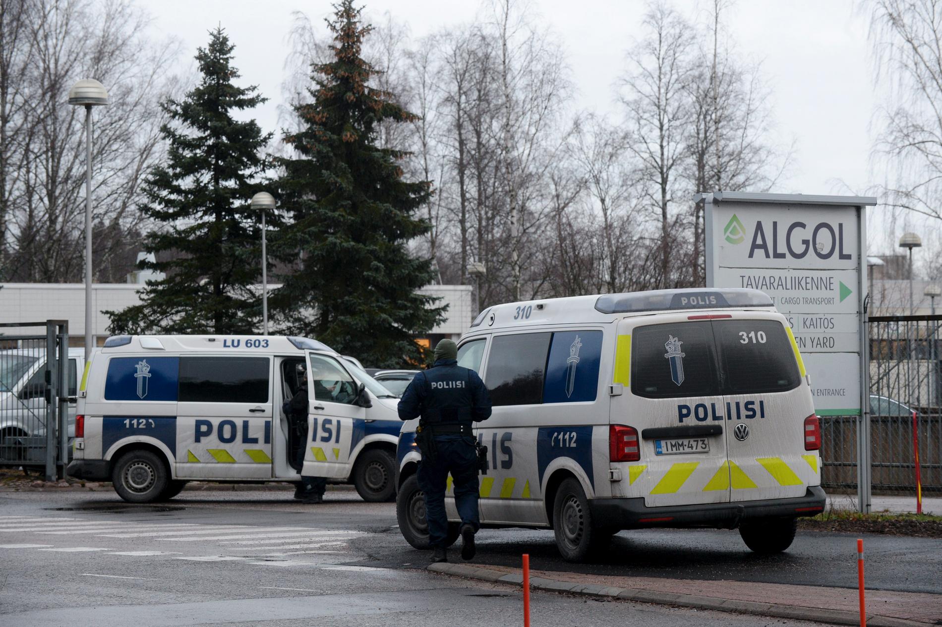 Klockan 12.06 tog ett antal mörkt klädda och maskerade män in på ett kemikalielager i finska Esbo. 