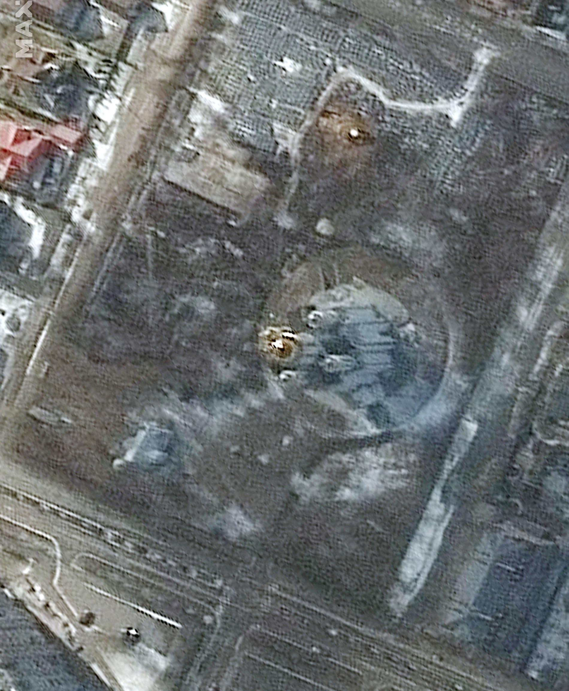 På en satellitbild från den 10 mars syns en mindre grop ovanför kyrkan.