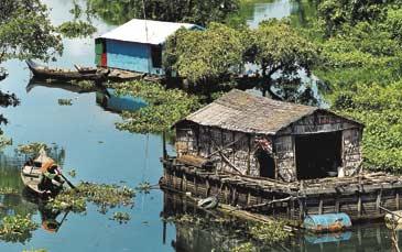 Många familjer bor på sjön där deras hus antingen flyter på träpontoner eller står på höga pålar. Båten är det självklara transportmedlet.