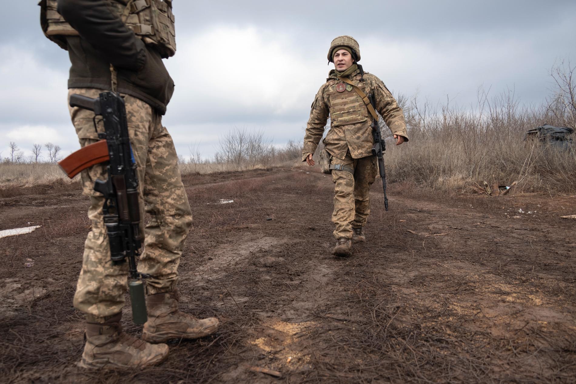 Ukrainska soldater bevakar gränsen mot Ryssland, fredagen den 7 januari.