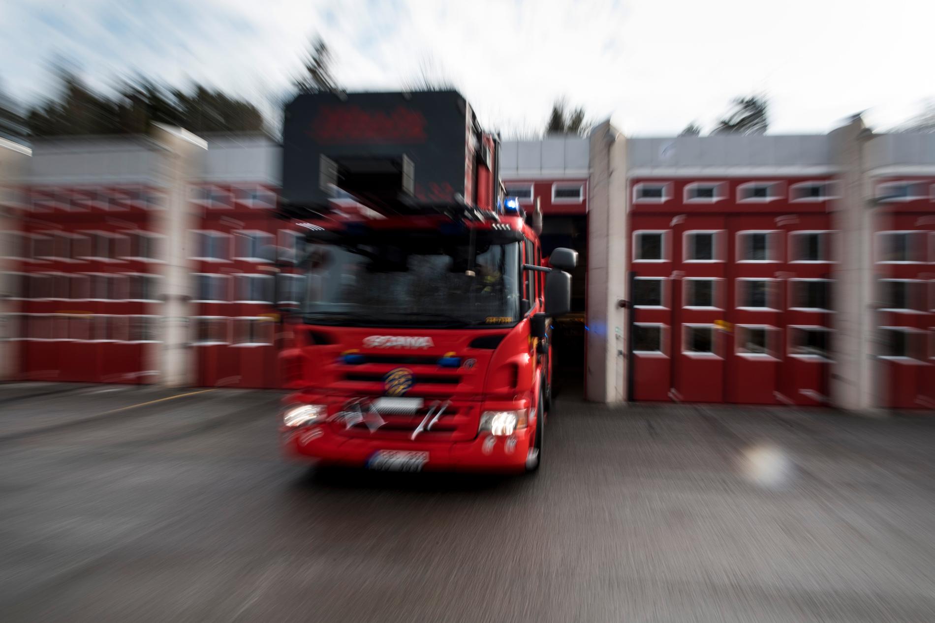 Tio enheter från räddningstjänsten arbetade med att kontrollera branden i Dalarna. Arkivbild.