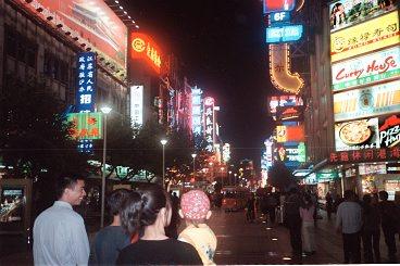 På nätterna lyses Shanghai upp av mängder av neonljus.