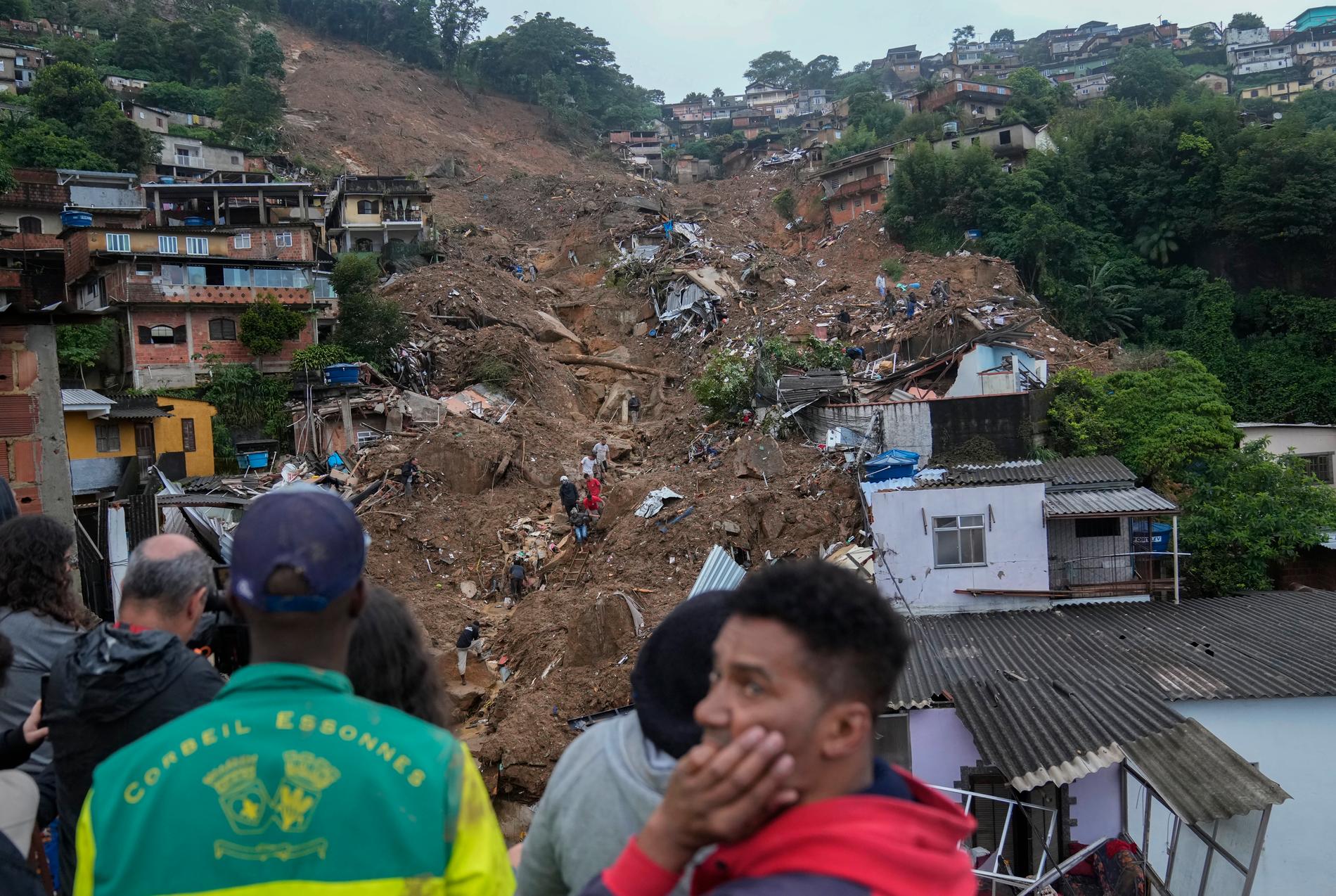 Skyfallet gjorde att flera hus drogs ned i leran i Petrópolis i Rio de Janeiro. Regionen har även tidigare varit drabbad av liknande katastrofer. 
