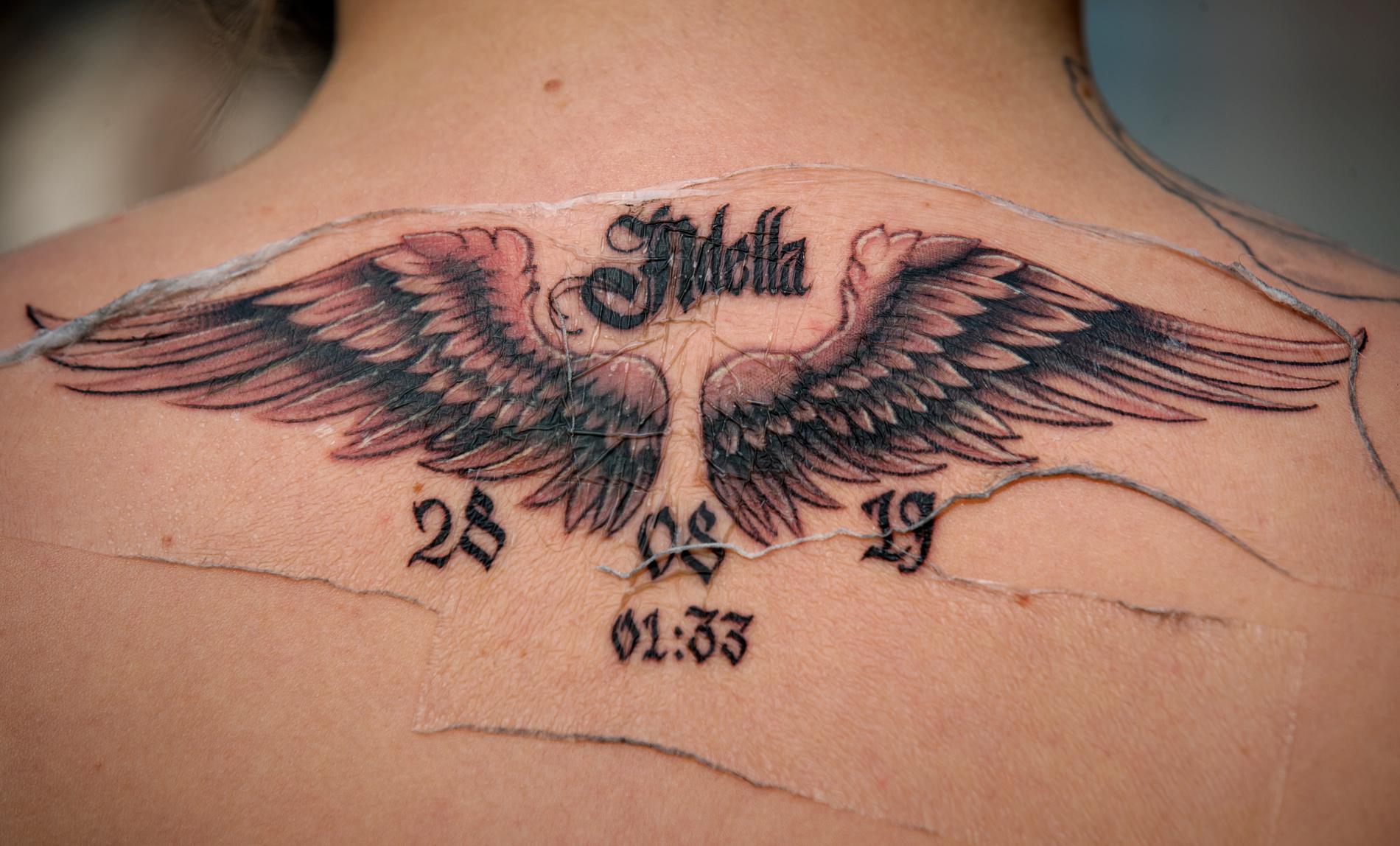 Båda vännerna har gjort liknande tatueringar som en hyllning till Ndella.
