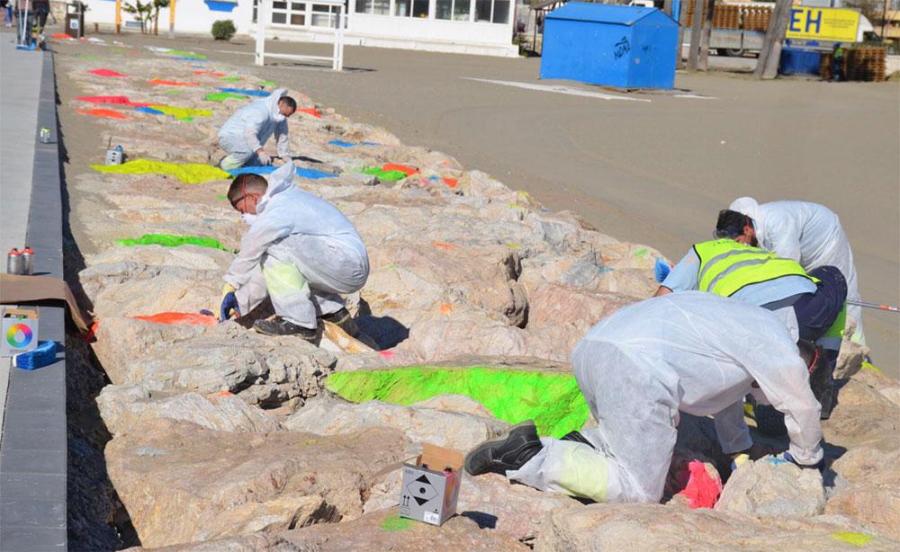 Stenar och stränder målades med starka neonfärger i Fuengirola. Efter ilskna protester tvingades myndigheterna återställa stenarna. 