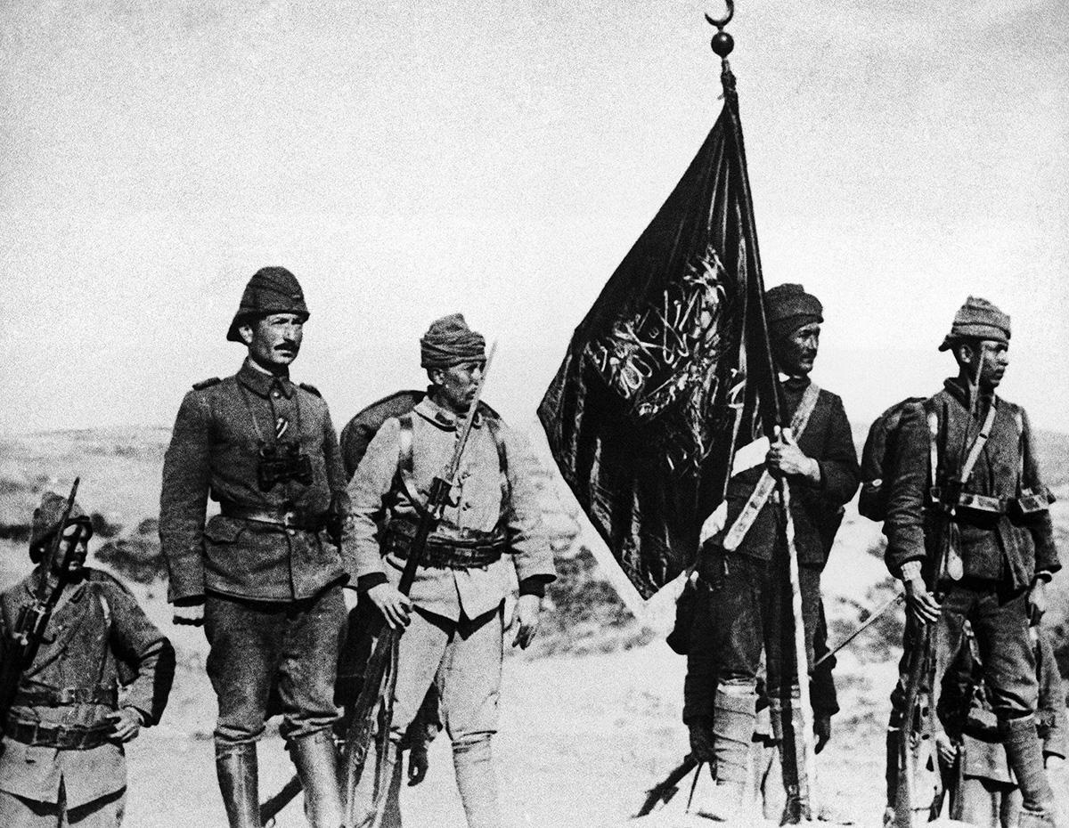 Turkiska soldater 1915, vid tiden för folkmordet då omkring en miljon armenier, och hundratusental assyrier, syrianer, kaldéer och greker mördades. 