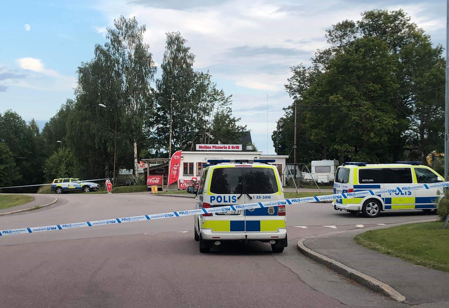 Polisen spärrade av ett stort område runt en pizzeria i Grängesberg.