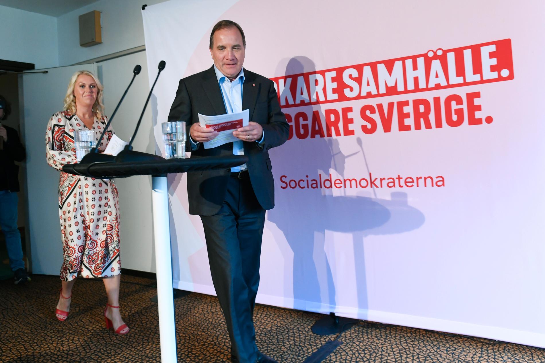 Statsminister Stefan Löfven och äldreminister Lena Hallengren under pressträffen vid Ängsgården äldreboende.