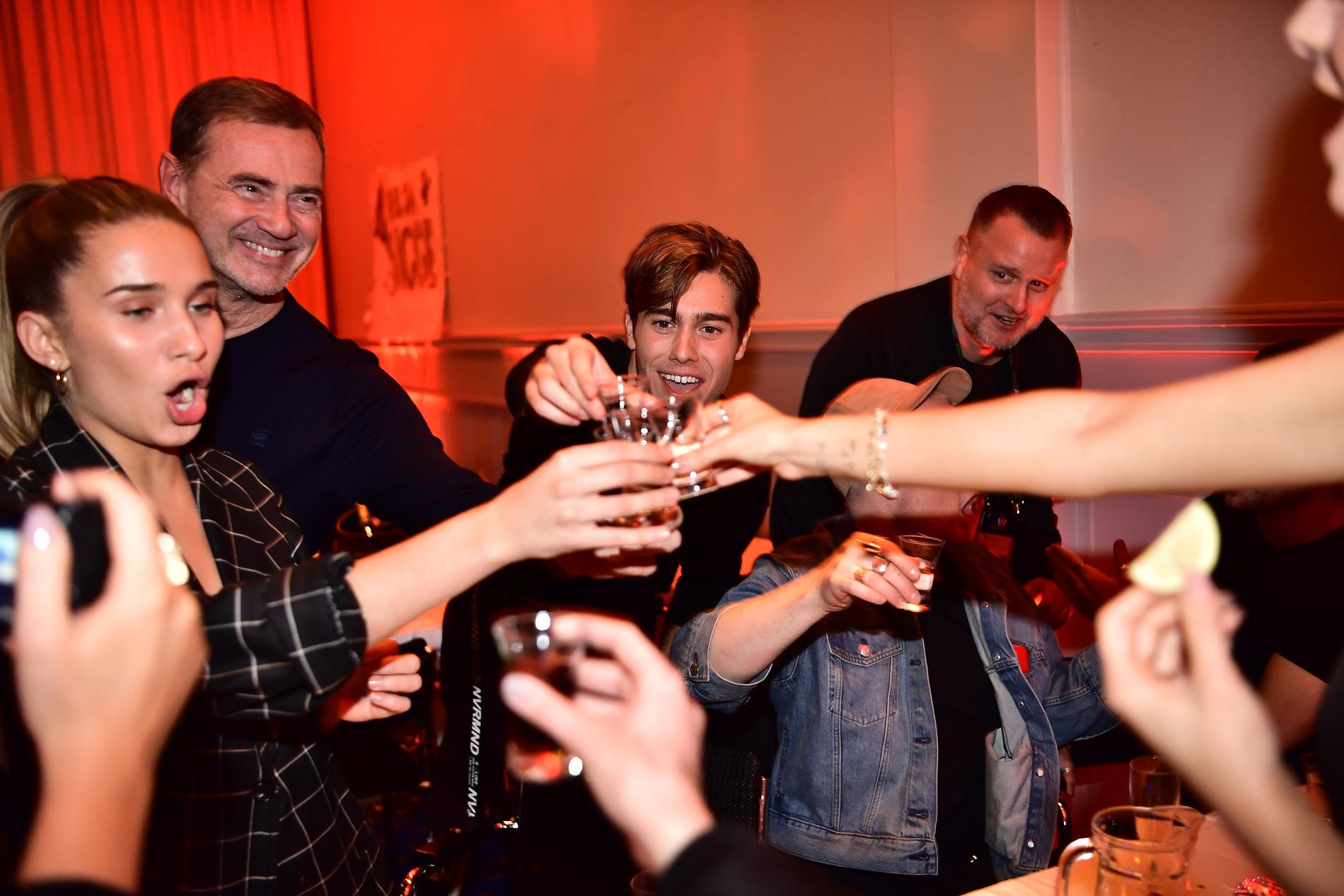 Här festar Benjamin Ingrosso loss med Christer Björkman. Dricker tequila. 