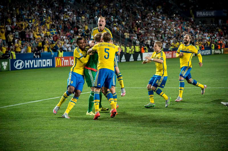 blågul fest 2 Sveriges herrar hoppas också på Brasilien – fast för upplevelsens skull. Foto