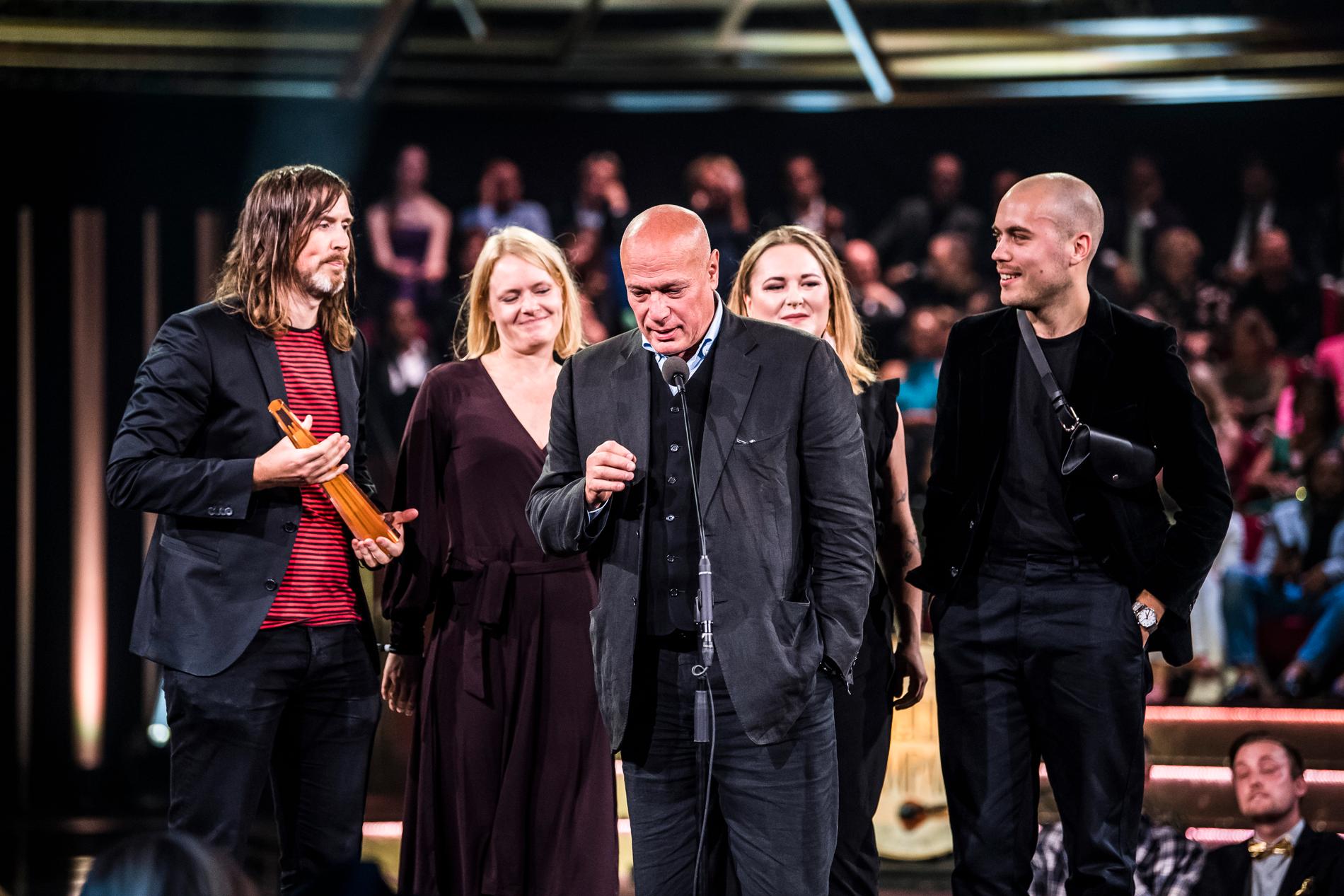 Aftonbladets och Viafress ”200 sekunder” fick pris på Kristallengalan i kategorin ”Årets granskning” för programmet "Stjärnadvokaten", här tar bland andra redaktör Kristina Edblom och programledare Robert Aschberg emot priset. 
