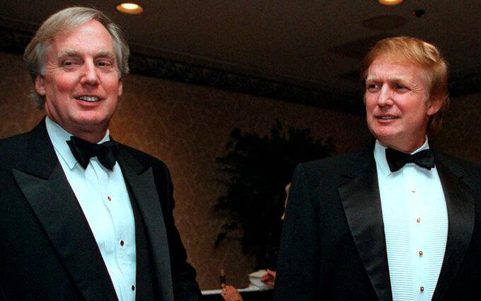 Robert Trump tillsammans med sin äldre bror Donald i november 1999.