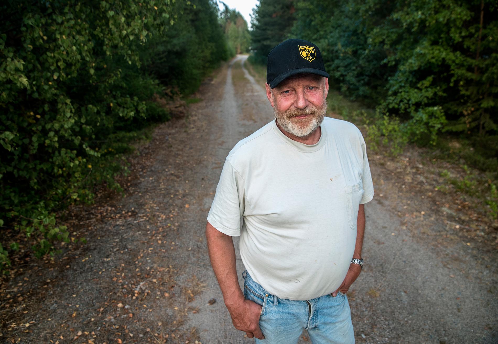 Anders Johnsson, 63, vill inte lämna sitt hem – trots att nästan alla i byn har lämnat. 
