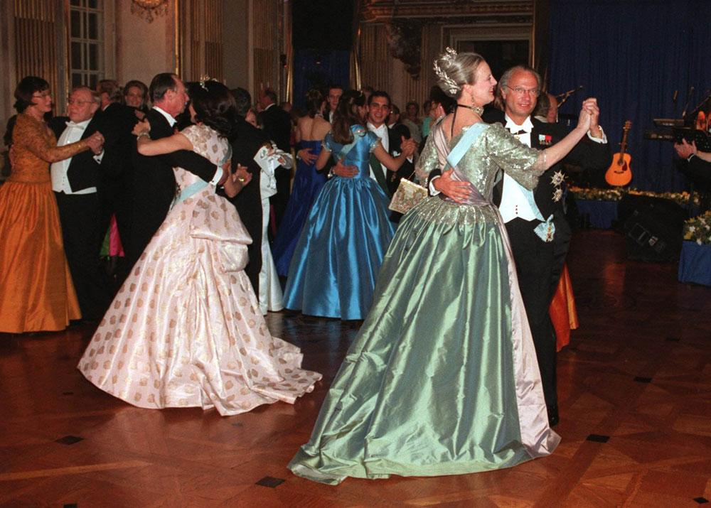 Kungen dansar med sin kusin drottning Margrethe under firandet på sin 50-årsdag på Kungliga slottet. 
