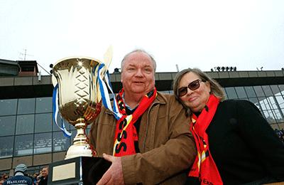 Rolf Andersson tillsammans med frun Kirsi och segerpokal.
