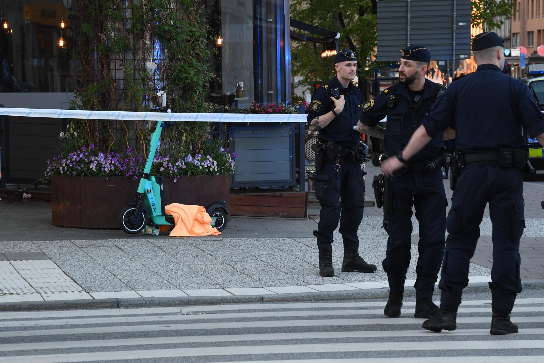 Två personer hittades skadade nära Västermalmsgallerian på Kungsholmen i Stockholm. En av dem har nu avlidit.